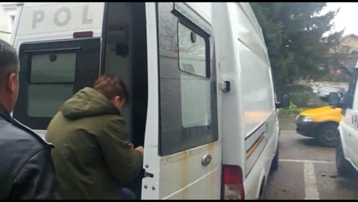 Elevi din Pitești, prinși după ce au furat oglinzi de la maşini scumpe